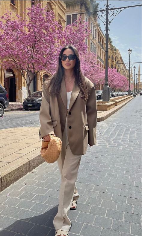 Beige Blazer Street Style, Styling Beige Blazer, Nude Blazer Outfit, Chic Outfits Casual, Spring Fashion Aesthetic, Brunch Outfit Summer, Parisian Chic Style, Corporate Outfits, City Outfits