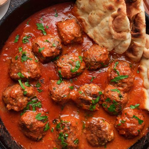 Curry Meatballs in Tomato Sauce (Meatball Curry) Red Curry Meatballs, Meatball Curry, Meatballs Crockpot, Meatballs In Tomato Sauce, Curry Meatballs, Big Tomato, Tomato Curry, Shredded Lettuce, Green Chilli