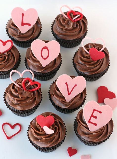 How to Make Heart Accents for Cupcakes | My Baking Addiction Valentines Baking, Valentine Day Cupcakes, Valentines Day Chocolates, Valentine Desserts, Valentines Cupcakes, Valentines Day Cakes, Salty Cake, Valentines Day Desserts, Valentines Day Food