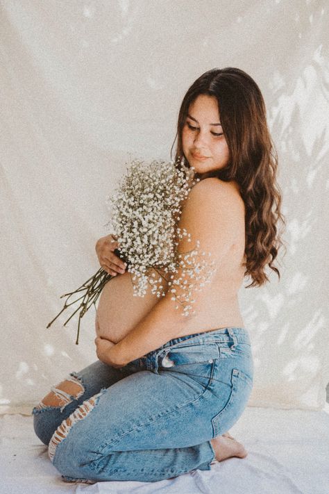 Photoshoot Cowgirl, Photoshoot Western, Diy Maternity Photos, Studio Maternity Shoot, Pregnant Photography, Baby Bump Photoshoot, Maternity Studio Photoshoot, Rodeo Chic, Western Photoshoot