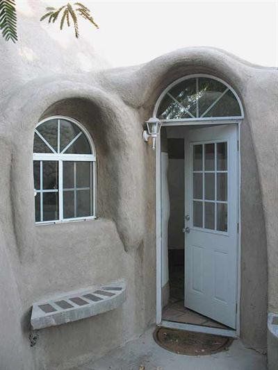 Casas de adobe modernas 25 fotos de interiores y exteriores Earth Building, Cob Building, Casa Hobbit, Eco House Design, Earth Bag Homes, Innovation Center, Straw Bale House, Organic House, Earthship Home