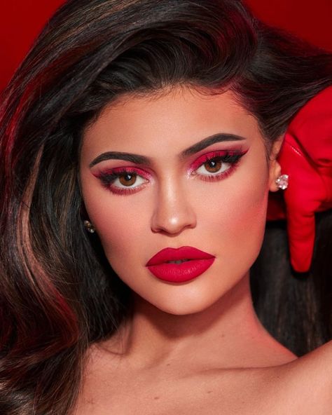 Kylie Jenner Kylie Cosmetics Holiday 2019 Campaign | Fashion Gone Rogue Maquillaje Kylie Jenner, Kylie Jenner Makeup Look, Maquillage Kylie Jenner, Look Kylie Jenner, Looks Kylie Jenner, Kylie Makeup, Estilo Kylie Jenner, Jenner Makeup, Kylie Jenner Look