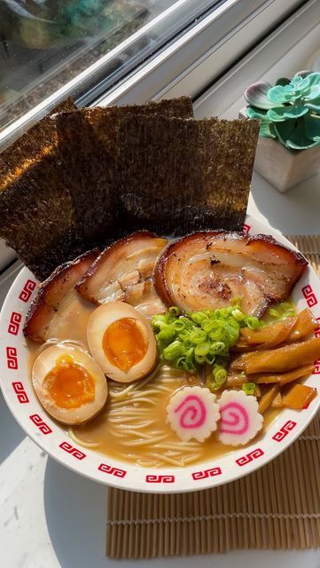 Miso Tonkotsu Ramen, Ramen Bowls Aesthetic, Tonkotsu Ramen Aesthetic, Healthy Spicy Ramen, Spicy Ramen Bowl, Me As Food, Yummy Food Ramen, Toppoki Recipe Korea, Ramen Noodle Aesthetic