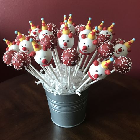 Clown Cake Pops Clown Food Ideas, Clown Cake Pops, Carnival Theme Cake Pops, Circus Treats, Clown Birthday, Carnival Cake Pops, Circus Cake Pops, Carnival Themed Cakes, Halloween Chocolate Covered Strawberries