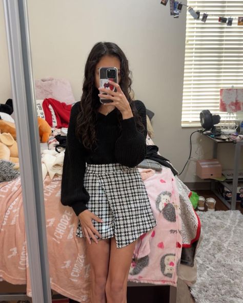 White Checkered Skirt Outfit, Black And White Checkered Skirt Outfit, Checkered Skirt Outfit, Off The Shoulder Top Outfit, Shoulder Tops Outfit, Black Plaid Skirt, Skort Outfit, Black And White Outfit, Tøp Aesthetic