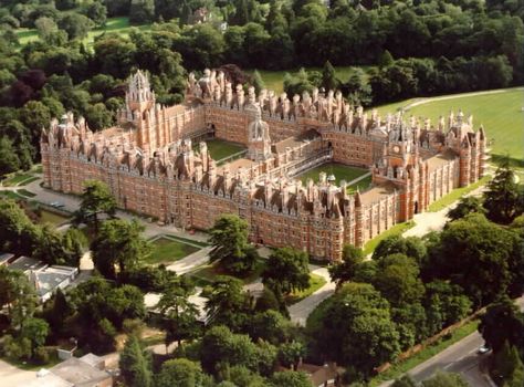 #threadventurefall2017 Castle Mansion, Hampton Court Palace, Royal Residence, Beautiful Castles, A Castle, Stately Home, England Travel, Beautiful Buildings, Historic Buildings