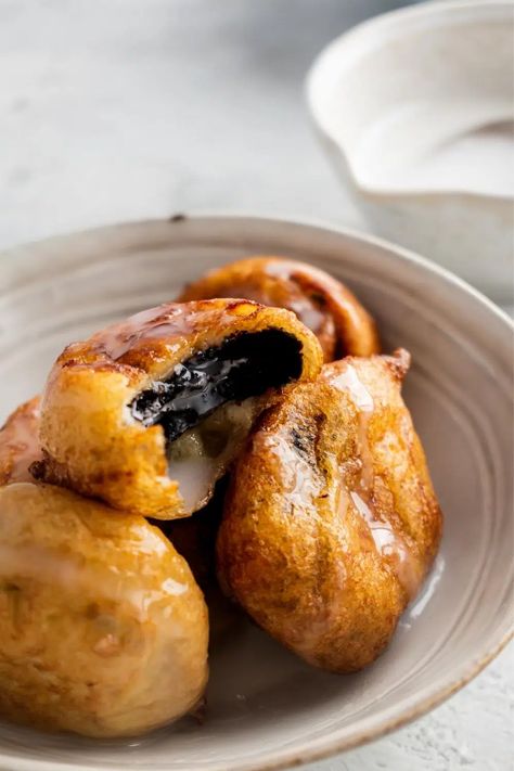 Fried Oreos | Super Easy To Make With Pancake Mix In Only 15 Minutes Fried Oreos Recipe, Deep Fried Oreos, Fried Oreos, Vegetarian Cookies, Pancake Mix, Pancake Recipe, Oreo Cookies, Cookies And Cream, Deep Fried