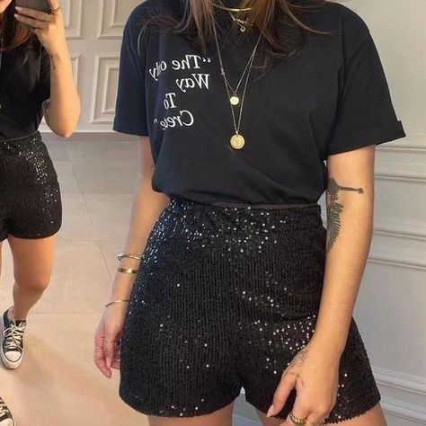 Sequin Shorts Outfit Plus Size, Black Sequin Outfit, Sequin Shorts Outfit, Looks Com Short, Black Sequin Shorts, Outfits Night Out, Summer Night Outfit, Lady D, Party Outfits Night