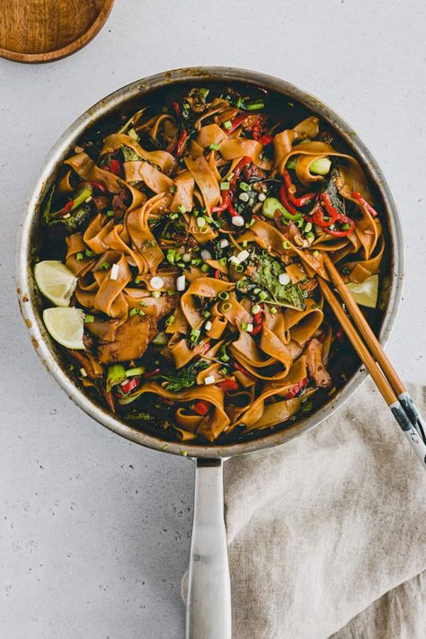 Vegan Thai Drunken Noodles Recipe – Rice Noodles with vegetables and the most delicious sauce! A healthy, protein-rich, and quick Thai main dish! Vegan Drunken Noodles Thai, Thai Drunken Noodles Recipe, Drunken Noodles Recipe, Pad Kee Mao, Noodles With Vegetables, Thai Drunken Noodles, Thai Rice Noodles, Hangover Food, Vegetarian Stir Fry