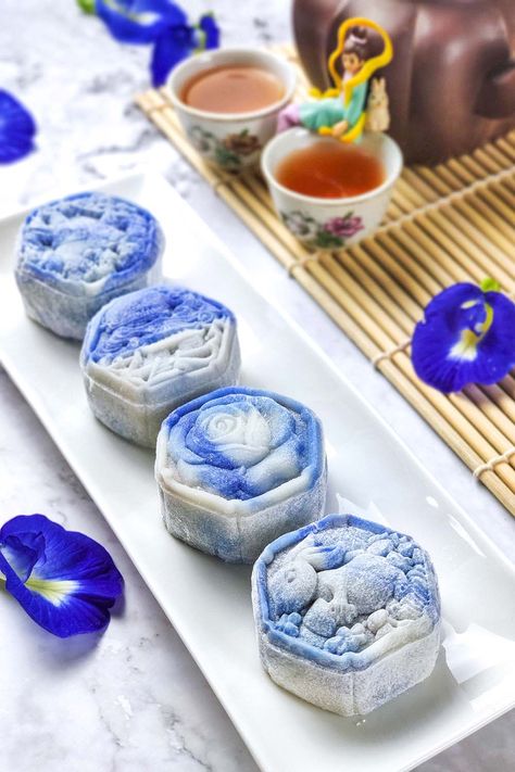 Snow Skin Mooncakes with Red Bean Paste Snow Skin Moon Cake, Mooncakes Aesthetic, Red Bean Mooncake Recipe, Snowy Mooncake, Moon Recipes, Mooncake Photography, Ice Fairy, Mooncake Recipe, Mooncake Festival