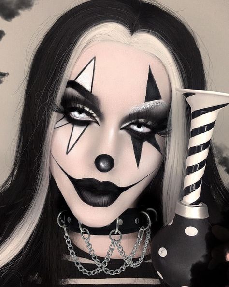 Katii Firecat on Instagram: “31 DAYS OF HALLOWEEN Day 4: Black & White Clown 🖤🤍💀 This look turned out so cute and y’all would not believe how hard it was to find this…” Jester Makeup, Scary Clown Costume, Black And White Clown, Makeup Clown, Creative Halloween Makeup, Halloween Makeup Clown, Black And White Makeup, Scary Clown Makeup, Festival Make Up