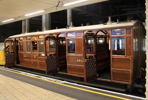 Metropolitan Railway 1st Class carriage No. 353 built 1892 by Weston, Clevedon and Portishead Carriage. MET No 7. 1906 sold to another railway.  After further service, in 1940, GWR sent it out for scrapping or sale. The wooden body ended up as a shed on a farm. The 'shed' owner sold it to London Transport Museum in 1974. Restoration works began in 2011.  (GB) Train Map, London Transport Museum, Old Train Station, Mansion House, Luxury Train, Train Art, Old Trains, Old Train, London Transport