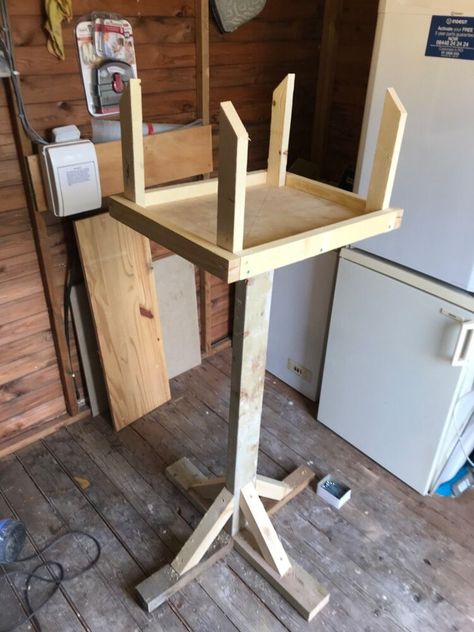 Bird Feed Table, Diy Bird Stand Wood, Bird Table Plans, Bird Tables Ideas Diy Plans, Bird Feeder Tray Platform Diy, Diy Bird Table, Bird Feeder Stands Diy Ideas, Diy Bird Feeder Wooden, Bird Tables Ideas Diy