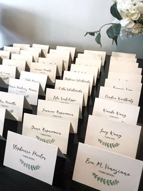 Diy Wedding Seating Cards, Easy Wedding Place Cards, Place Card Seating Chart, Wedding Seating Place Cards, Place Card Template Free Printable, Diy Name Place Cards, Cricut Place Cards, Diy Wedding Name Place Cards, Placement Cards Wedding