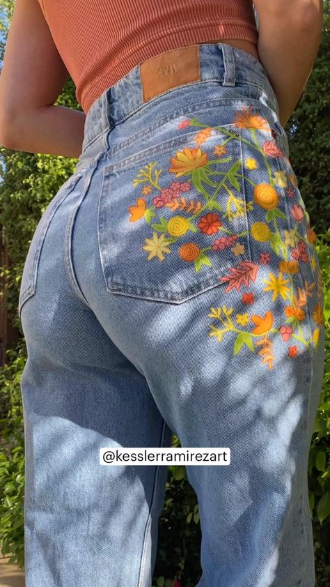 Time lapse of these painted jeans with flowers 🌼🌸🌺 @kesslerramirezart hand-painted jeans Jeans With Flowers, Cowgirl Outfits For Women, Painted Clothes Diy, Flower Jeans, Denim Art, Quoi Porter, Diy Vetement, Crochet Clothes For Women, Painted Jeans