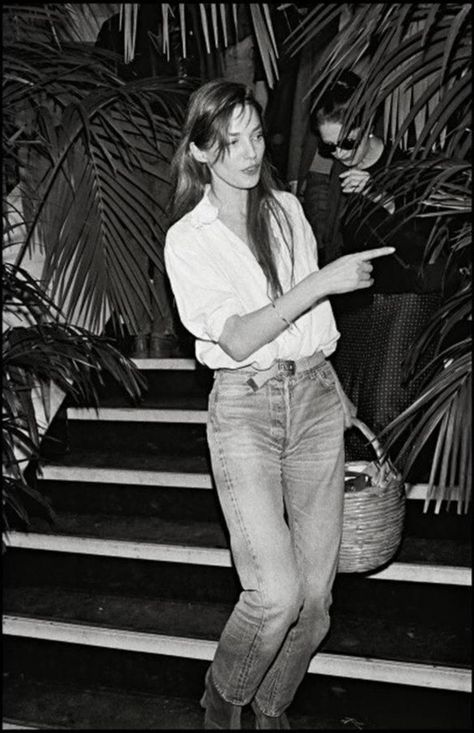 Jane birkin style ... Jane Birkin Aesthetic, Jane Birken, Celebrity Jeans, Jane Birkin Basket, Jane Birkin Style, Bianca Jagger, Woman Walking, Jeanne Damas, Style Français