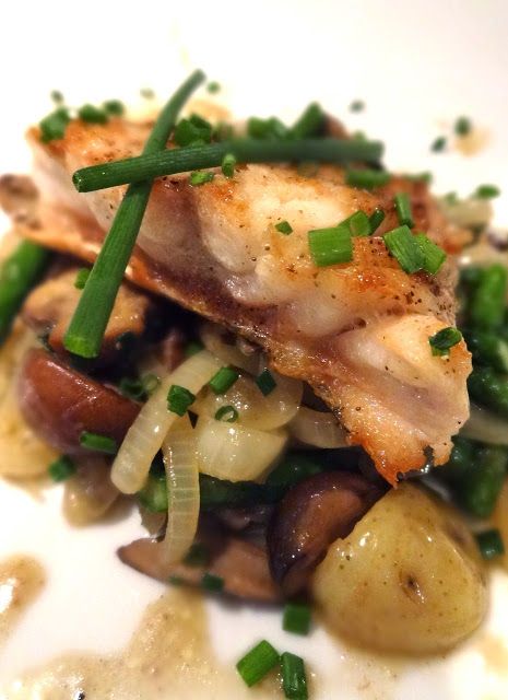 Scrumpdillyicious: Pan Seared Tilefish with Wild Mushrooms & Asparagus Tile Fish Recipe, Tile Fish, Fish In The Ocean, Seared Fish, Nice Food, Creative Cooking, Egg Free Recipes, Fish Recipes Healthy, Broiled Fish