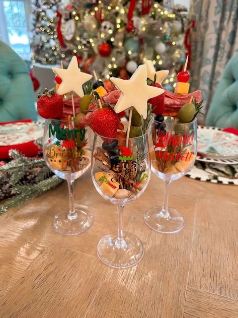 Wine Charcuterie Cups @walmart holiday ideas under $10 #WalmartPartner #LTKHoliday#LTKSeasonal#LTKunder50 Christmas Catering, Individual Appetizers, Ultra Mini Boots, Charcuterie Cups, Halloween Buffet, 12 Days Of Xmas, Thanksgiving Snacks, Staff Party, Mini Boots