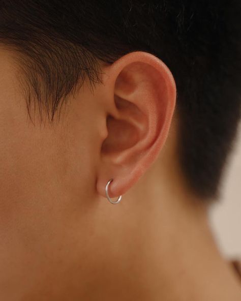 Small Hoop Earring Male, Men Lobe Piercing, Men Ear Piercing Ideas, Men Piercing Ears, Mens Ear Rings, Ear Ring Men, Mens Ear Piercing Ideas, Mens Ear Piercing, Earrings Men Style