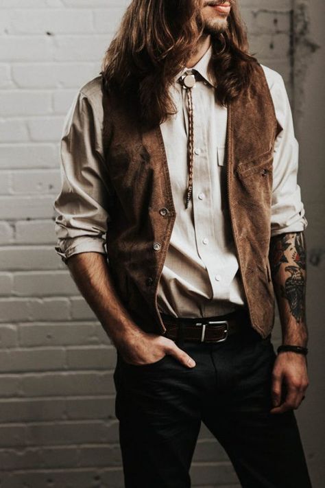 A suede vest and bolo tie are perfect for the boho desert groom | Image by Monique Serra Photography Southwestern Wedding Decor, Cowboy Outfit Men, Southwestern Wedding, Hipster Wedding, Indie Wedding, Dress Code Wedding, Wedding Decor Ideas, Wedding Outfit Men, Hippie Wedding