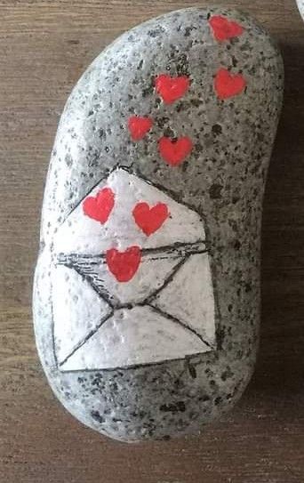 Valentine Rock Painting, Valentine Rocks, Heart Rocks, Painted Rock Animals, Diy Rock Art, Stone Art Painting, Painted Rocks Kids, Rock And Pebbles, Painted Rocks Craft