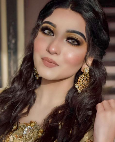 Smokey Eye Cut Crease, Smudged Liner, Pakistani Makeup Looks, Warm Tone Makeup, Kohl Makeup, Liquid Cat, Mac Makeup Looks, Pakistani Makeup, Eyeshadow Matte