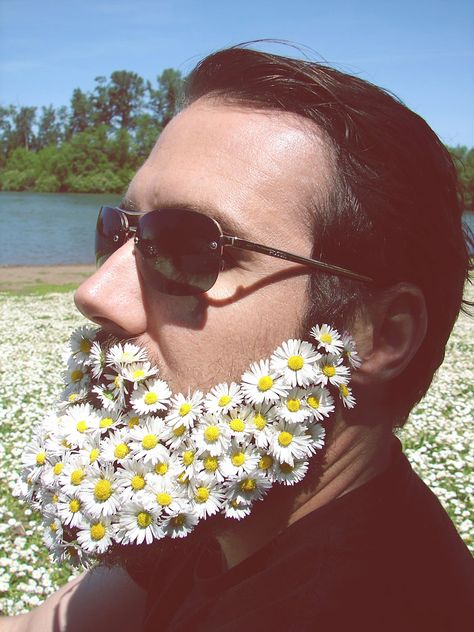 Latest Trend: Men With Flowers In Their Beards Barba Hipster, Beard Decorations, Glitter Beards, Beard Trend, Flower Beard, Beard Images, Boris Becker, Hipster Beard, Photo Images