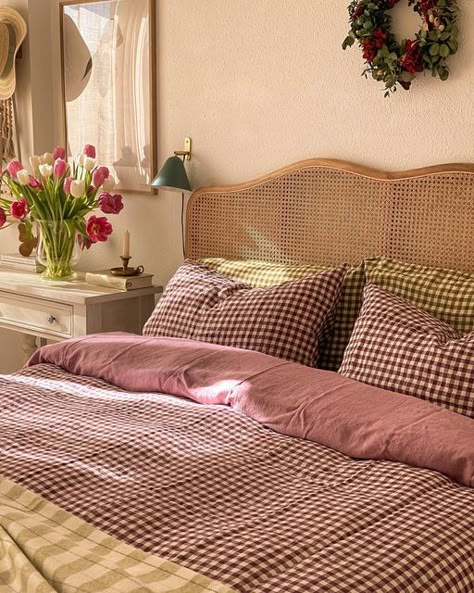 Eclectic Nature Decor, Cottage Core Bedding Ideas, Pink French Country Bedroom, Fall Cottage Bedroom, Summer Cottage Bedroom, Modern Cottage Core Bedroom, Quilt Bedding Aesthetic, Mixed Pattern Bedding, Grandma Core Bedroom