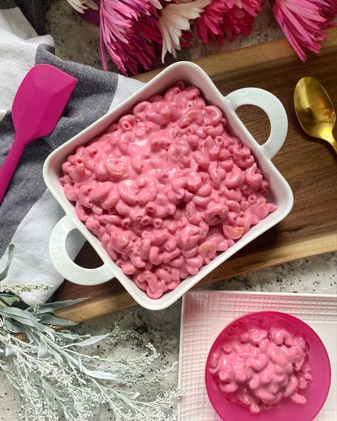 If pink or Barbie is your theme this pink macaroni and cheese recipe is perfect! Basic Mac And Cheese Recipe, The New Barbie Movie, Sweet Treats Party, Smoked Mac And Cheese, Barbie Food, Mac Cheese Recipes, New Barbie, Food Tech, Barbie Birthday Party