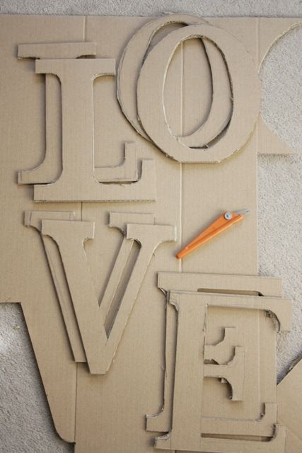 Diy Cardboard Letters, Letters Tutorial, Reka Bentuk Bilik Tidur, Cardboard Letters, Letter Diy, Letter Love, Paper Art Projects, Cardboard Box Crafts, Diy Letters