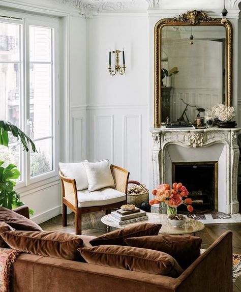 8 Vintage living room ideas you will be smitten with this summer Parisian Living Room, Paris Home, Parisian Apartment, Dream Apartment, Decoration Inspiration, Beautiful Living Rooms, Design Living Room, A Living Room, Dream Decor