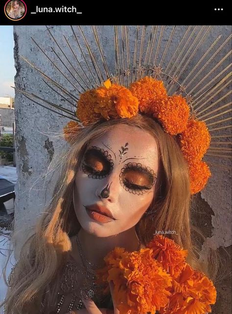 Halloween Costumes For Mexicans, Dia De Los Muertos Makeup Ideas Simple, Mexican Makeup Look Traditional Party, Subtle Dia De Los Muertos Makeup, Pretty Day Of The Dead Makeup, Dia Del Muerto Make Up, Catrina Halloween Costumes, Orange Catrina Makeup, Catrina Face Makeup