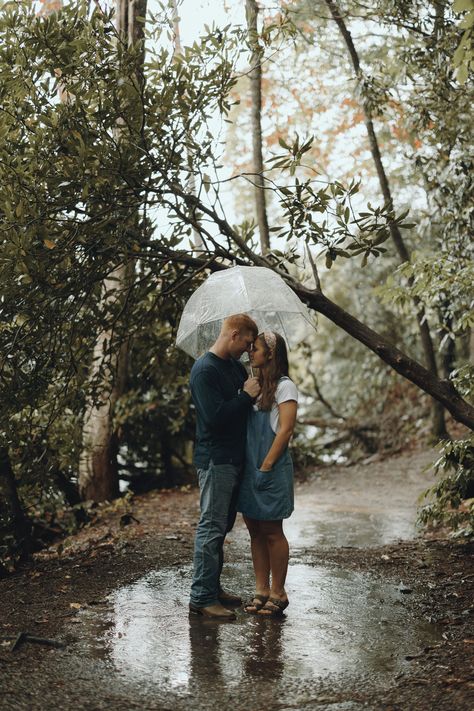 Pictures Of Couples In The Rain, Raining Engagement Photos, Rain Couples Photoshoot, Engagement Pictures In The Rain, Engagement Rain Pictures, Couple Pictures In The Rain, Umbrella Engagement Pictures, Rainy Day Engagement Photos, Engagement Photos Rain