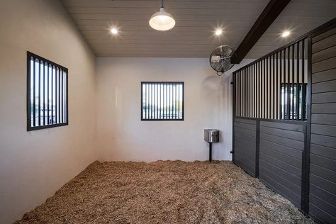 Luxury Horse Barns, Barn Organization, Horse Stables Design, Barn Layout, Stable Style, Horse Barn Ideas Stables, Stable Ideas, Horse Barn Designs, Horse Shelter