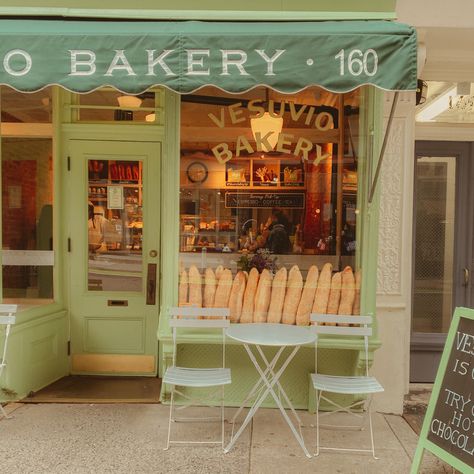 Small Boutique Exterior, Small Store Interior, Pop Up Store Concept, Boutique Exterior, French Cafes, Baker Bread, Coffee Pastry, Restaurant Kitchen Design, Vintage Bakery