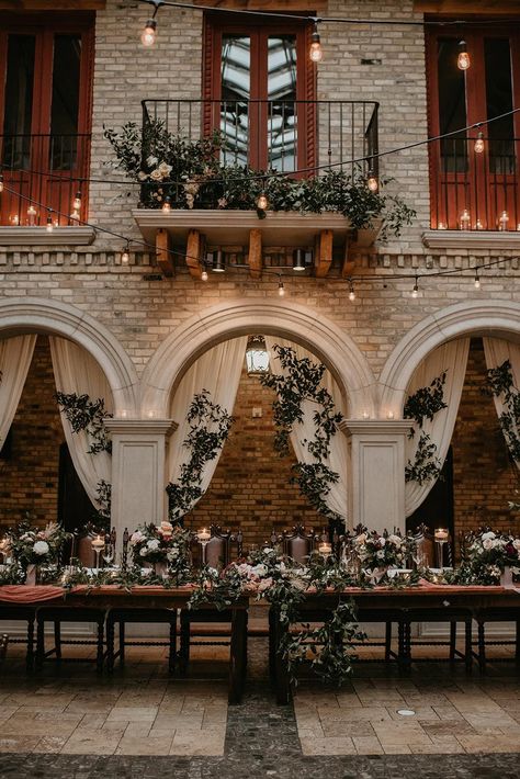 The idea seems so great Indoor Wedding Reception, Wedding Venues Indoor, Editorial Shoot, Venue Decor, Salou, Indoor Wedding, Wedding Cake Designs, Wedding Mood, Italian Wedding