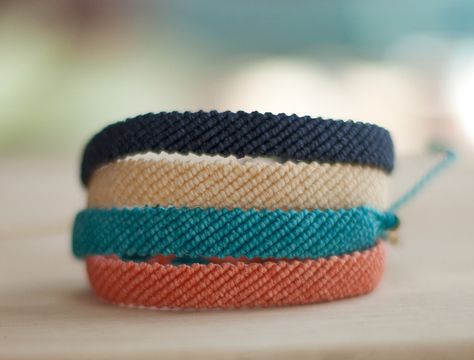 Leather Anklets, Yarn Bracelets, Colorful Bracelet, Slip Knot, Friendship Bracelets Tutorial, Summer Bracelet, Friendship Bracelets Designs, Bracelets Design, Thread Bracelets