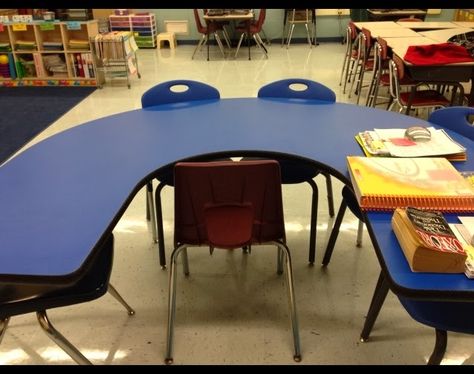 Teaching My Friends!: Reading Tables: Horseshoe or Kidney? Horseshoe Table Classroom, Horseshoe Table, Friends Reading, Guided Reading Table, Kidney Table, Teacher Table, Table Reading, Table With Chairs, Reading Desk