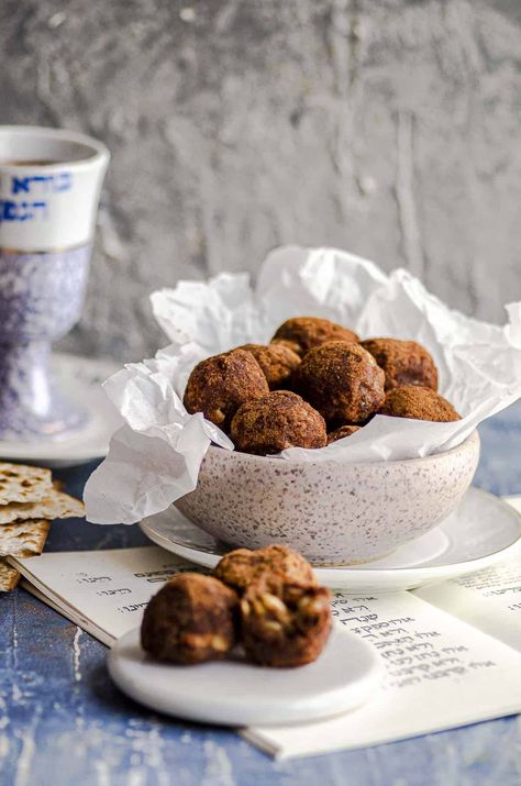 Sephardic Haroset Bites - It is not just a Passover Recipe. Enjoy these Sugar-Free, vegan and Gluten-free date and nut bites all year long. A real energy booster! #passover #haroset #charoset #nuts #dates #raisins #seder #kosher #jewish #vegan Charoset Recipe, Jewish Holiday Recipes, Energy Booster, Passover Seder, Passover Recipes, Gluten Free Treats, Long A, Almond Recipes, Passover