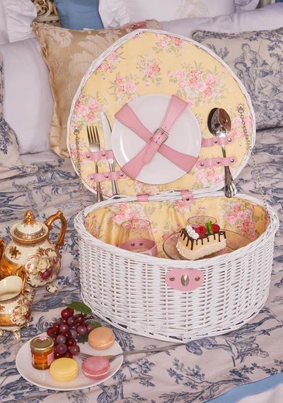 Grass Picnic, Picnic Date, Sugar Thrillz, Cute Heels, Girly Accessories, Al Fresco Dining, The Grass, Cutlery Set, Strawberry Shortcake