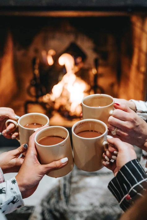 Log Cabin Photoshoot, Friends Cabin Trip, Girls Cottage Weekend, Adult Friends Aesthetic, Cabin Trip Ideas, Family Night At Home, Girlfriend Trips, Weekend Aesthetic, Cabin Weekend