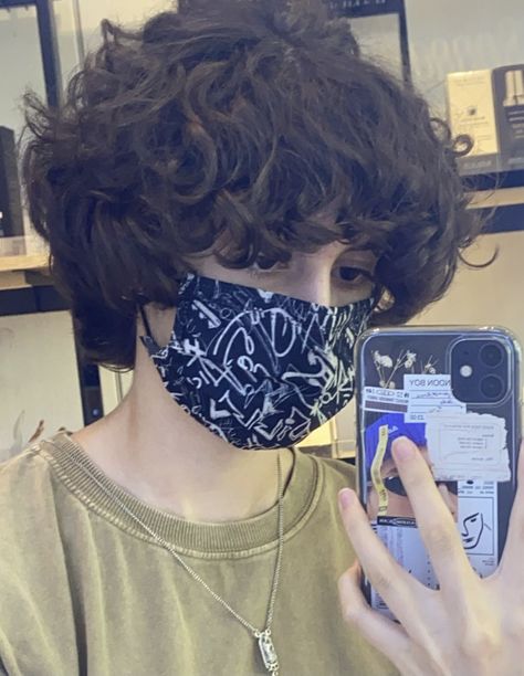 Curly Tomboy Haircut, Pixie Cut Ondulado, Tomboy Hair, Grunge Haircut, Fluffy Curly Hair, Tomboy Haircut, Tomboy Hairstyles, Short Grunge Hair, Short Curly Haircuts