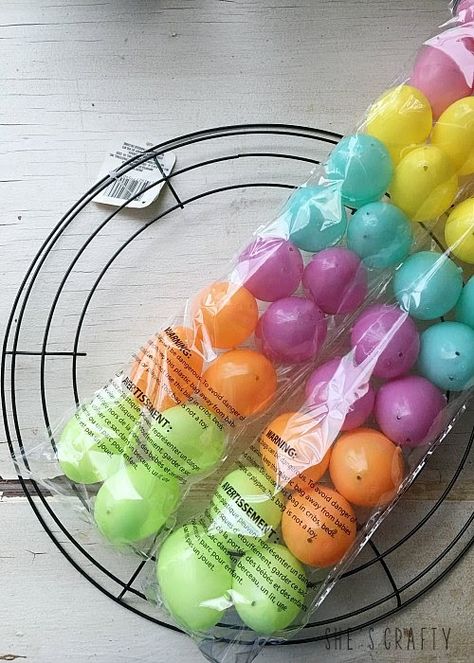 Pastel Easter Egg Wreath DIY - use plastic easter eggs to make a wreath Egg Wreath Diy, Easter Wreath Craft, Easter Egg Wreath Diy, Easter Egg Garland, Egg Wreath, Easter Wreath Diy, Easter Egg Wreath, Pastel Easter, Plastic Easter Eggs