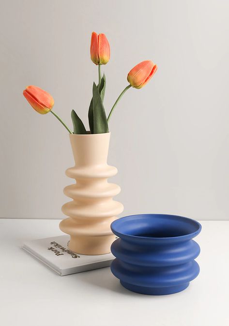 Retro, aesthetic home decor. Funky Vases, Statement Vase, Groovy 70s, Colored Vases, Cerámica Ideas, Ceramic Pieces, Living Room Side Table, Modern Vase, Keramik Vase