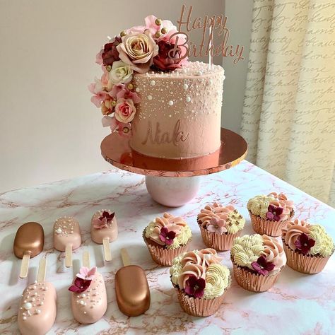 Little Bakers Glasgow on Instagram: “Pearls are all the rage right now 💁🏽‍♀️🤍🌸 #littlebakersglasgow #littlebakers #buttercreamcake #buttercream #pearlcake #scatteredpearls…” Cake Table Set Up, Table Set Up Birthday, Wedding Cake Table Set Up, Cake Station, Floral Cake Birthday, Halloween Houses, Pearl Cake, Wedding Cake Table, Eyelash Lift