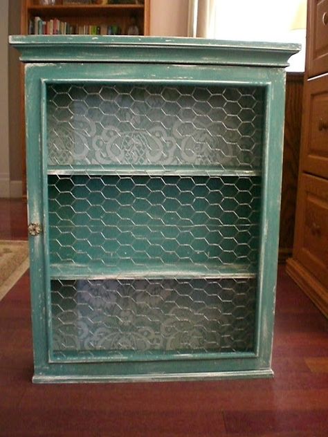 Bliss on a Budget: Medicine Cabinet turned Display Cabinet Medicine Cabinet Makeover, Old Medicine Cabinets, Vintage Medicine Cabinets, Jelly Cupboard, Primitive Bathrooms, Cabinet Display, Diy Display, Primitive Furniture, Cabinet Makeover