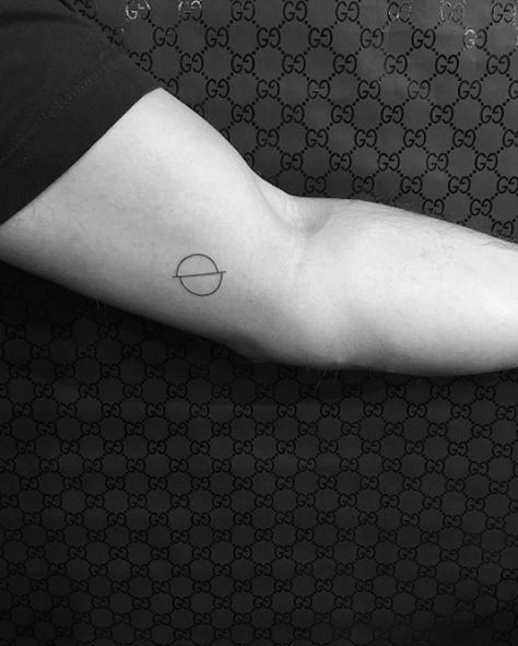 Geometric patterns are all the rage, and we love JonBoy's take on this imperfect circle. Tattoo Ideas Geometric, Tiny Tattoo Designs, Jonboy Tattoo, Tatuagem Masculina Pequena, Circle Tattoo, Circle Tattoos, Text Tattoo, Geometric Tattoo Design, Delicate Tattoo