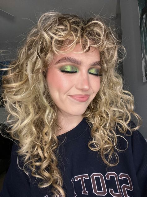 Green chrome eyeshadow on a young fair skin girl with a blonde curl shag (haircut) Danessa Myricks, Grunge Photoshoot, Green Chrome, Glam Looks, Colorful Makeup, Eyeshadow Makeup, Pretty Makeup, Makeup Inspo, Best Makeup Products