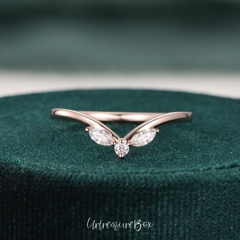 * Can fit a different shape engagement ring, please contact me! * With a CAD preview confirm before making the rings V Shaped Wedding Band Women Rose Gold Three Stones ring Enhance Unique Marquise Diamond Wedding Band Stacking Ring Chevron Band Custom fit * Order Service: Engraving/Rush Order/ Shipping Upgrade/ Size Upgrade/ 18K or Platinum upgrade https://www.etsy.com/listing/889751602/ Jewelry Details: * Accents: 0.15ct moissanite or natural diamond * Natural Diamond: * Color & Clarity: H, SI Marquise Curved Wedding Band, Teardrop Wedding Band, Wishbone Engagement Ring, Three Stone Wedding Band, V Shaped Wedding Ring, Curved Ring Band, Wedding Band For Three Stone Ring, Marquis Wedding Bands, Wedding Band With Marquise Engagement