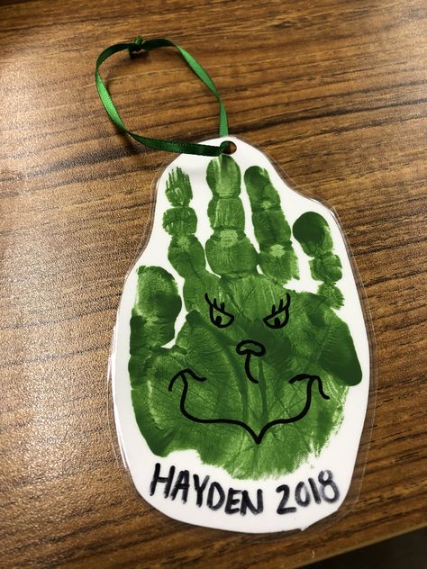 Christmas Paint For Toddlers, Daycare Holiday Crafts, Grinch Hand Print Ornament, The Grinch Preschool Crafts, The Grinch Handprint Craft, Christmas Toddler Crafts Ornaments, Christmas Projects Toddlers, Xmas Crafts For Infants, Ornaments Crafts For Toddlers